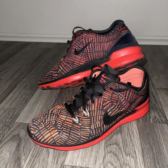 Nike Shoes - Nike Free TR Fit 5